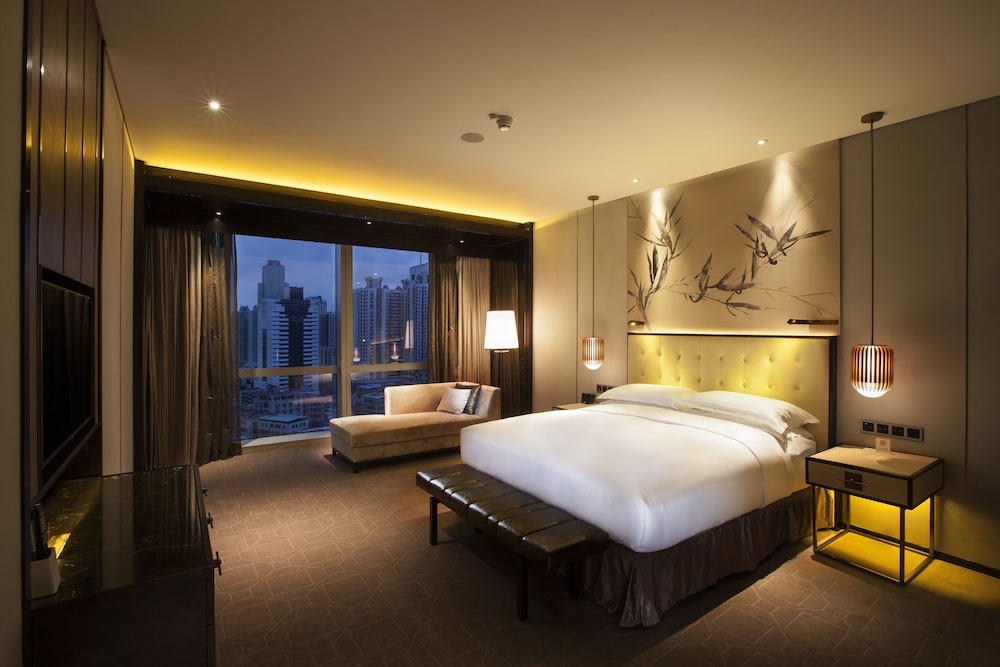 King Deluxe One-Bedroom Suite thumbnail 6