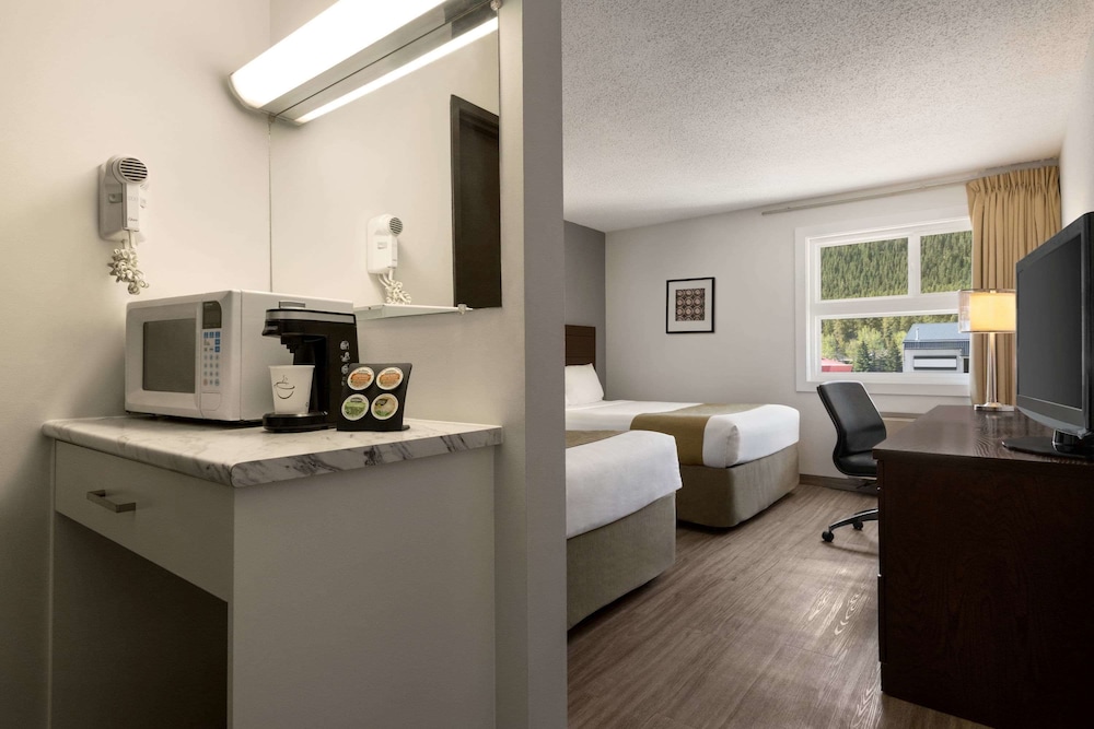 Room, 2 Queen Beds, Non Smoking photo 2