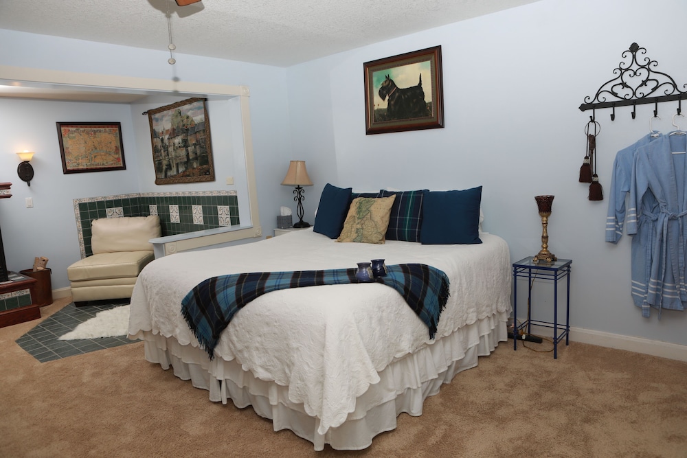 Superior Room, 1 King Bed, Fireplace (Scottish Suite)