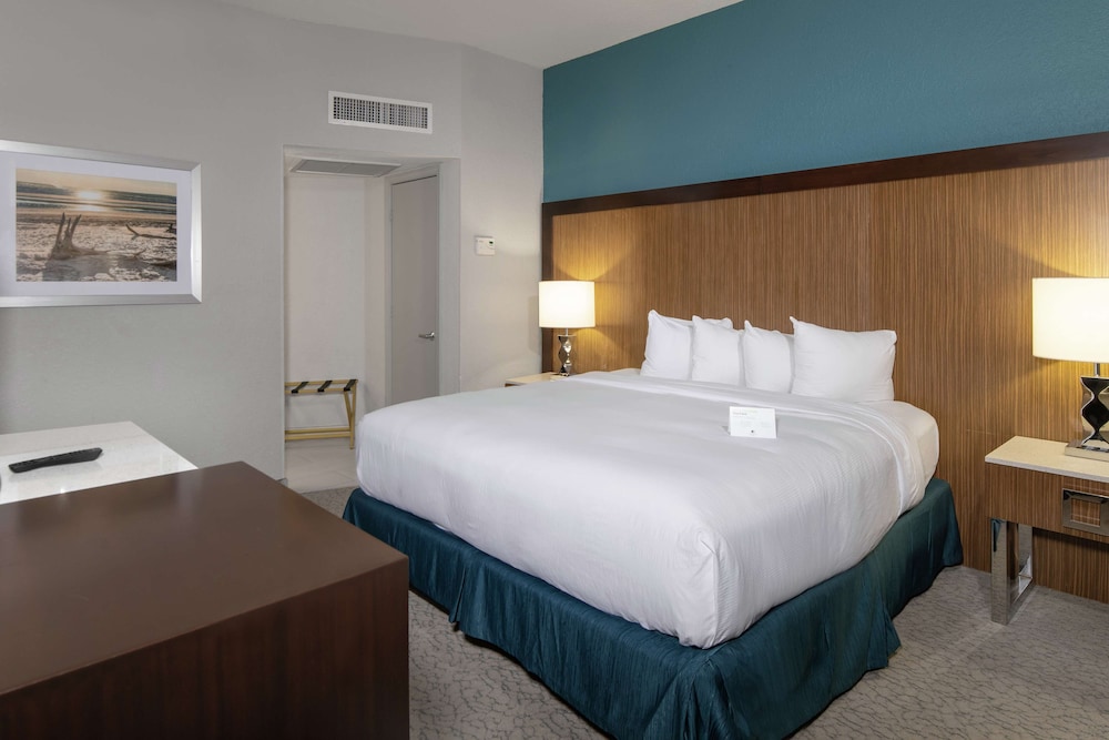 Room, 1 King Bed, Accessible, Hearing Accessible, Roll in Shower - Photo 3
