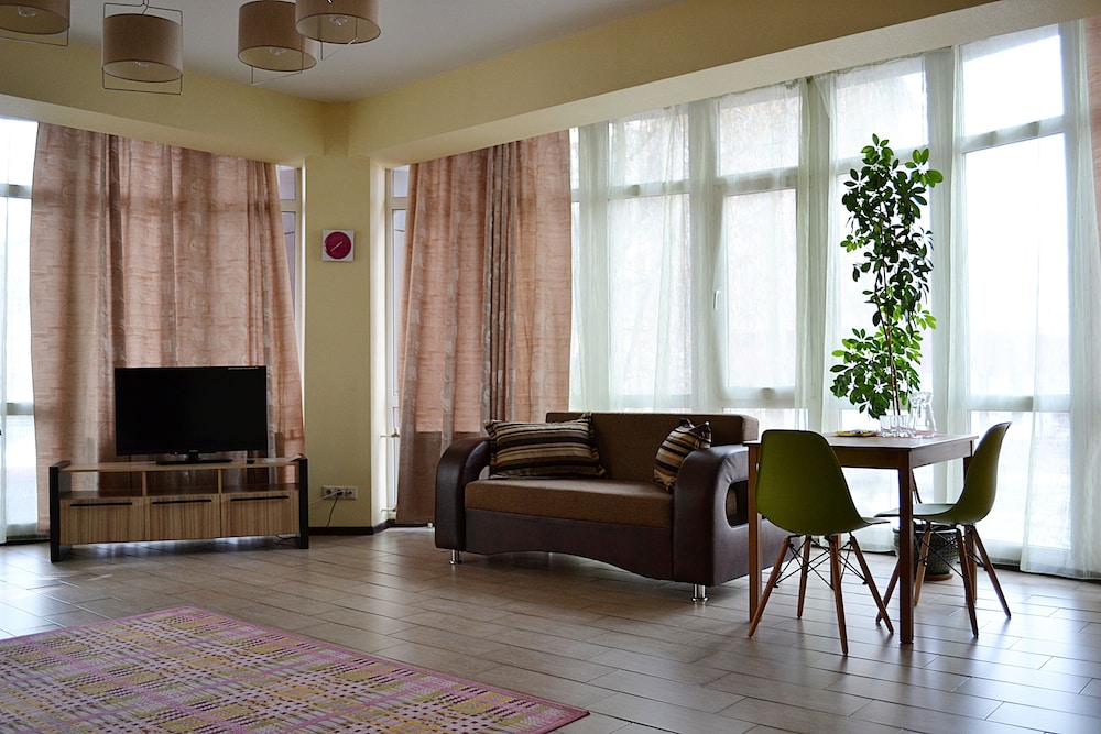 Family Room photo 3