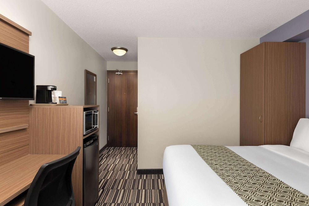 Room, 1 Queen Bed, Microwave photo 3