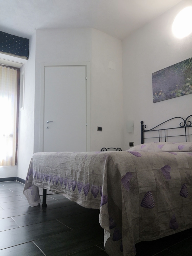 Basic Double Room, 1 Queen Bed photo 2