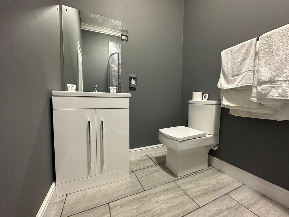 Superior Suite, Ensuite - Photo 3