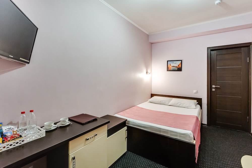 Basic Double Room, No Windows photo 2