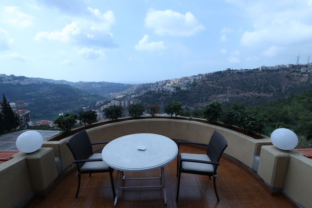 Executive Suite, Jetted Tub, Pool View photo 3