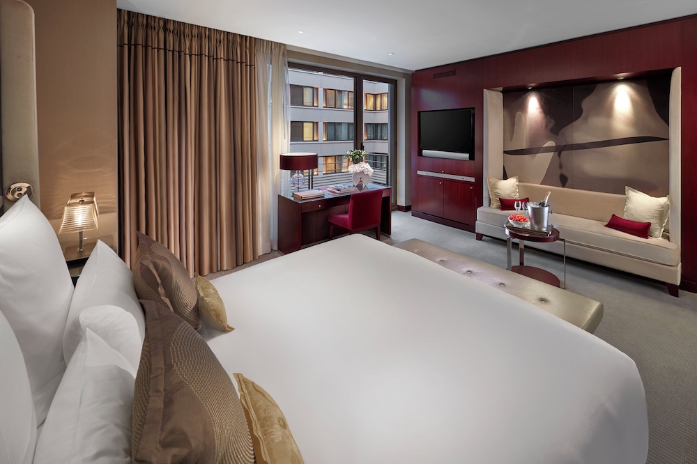 Deluxe Room, 1 King Bed thumbnail 5