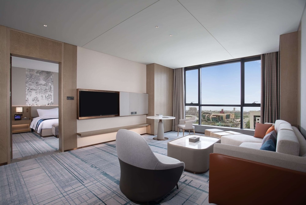 Deluxe Suite, 1 King Bed, Smoking