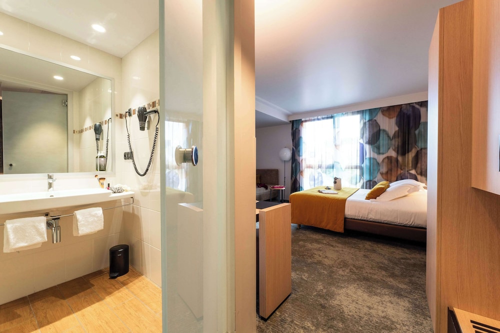 Executive Room, 1 Queen Bed, Smoking (Larger Room) - Photo 3