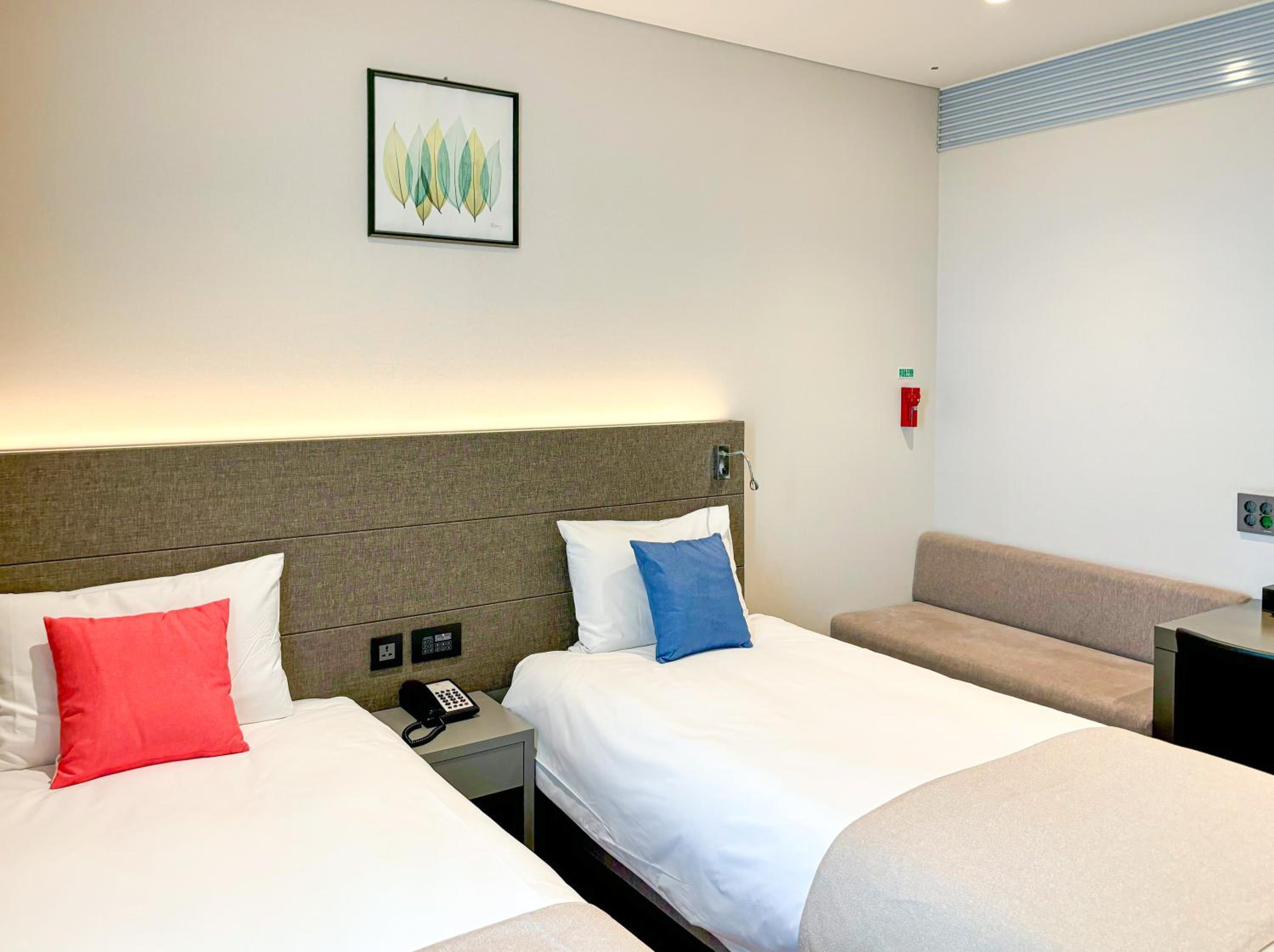 Premier Twin Room with Partial Sea View - Photo 2