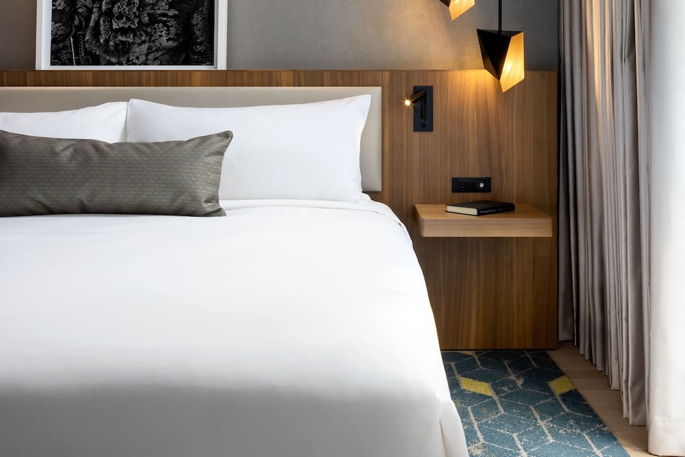 Room, 1 King Bed (Hop) - Photo 4