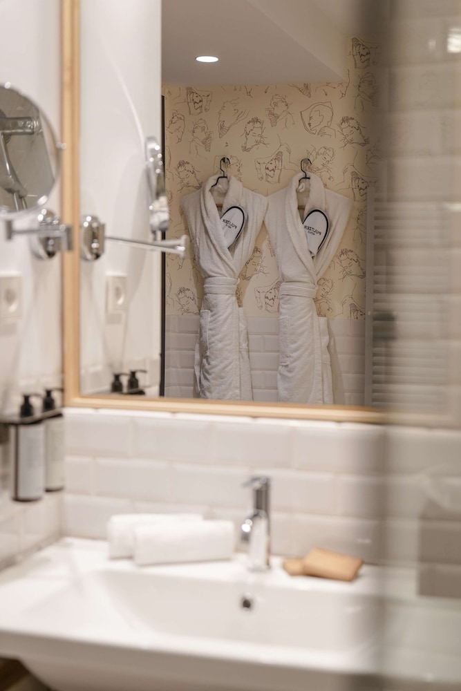 The Signature Extra City View double room for single use thumbnail 6