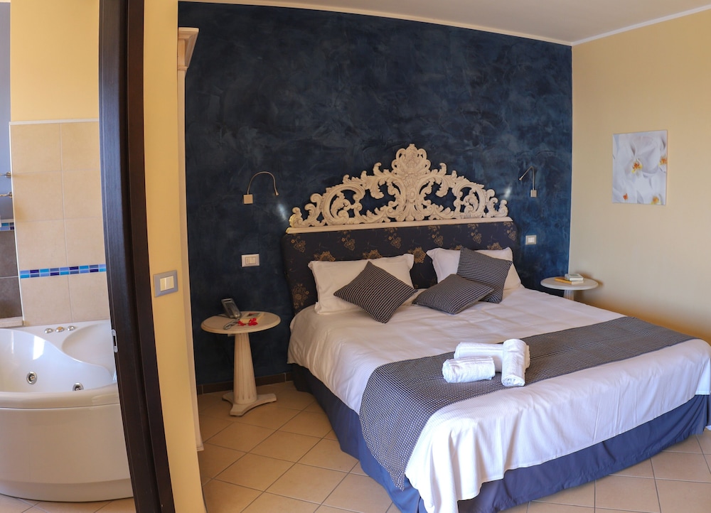 Junior Suite, Jetted Tub, Sea View - Photo 2