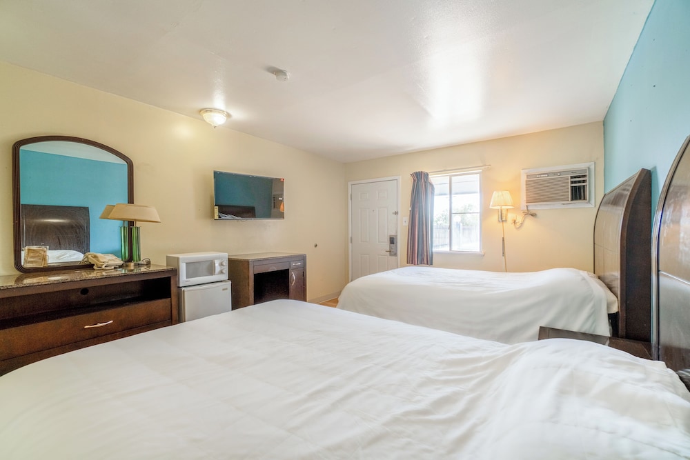 2 Double Beds Smoking photo 3