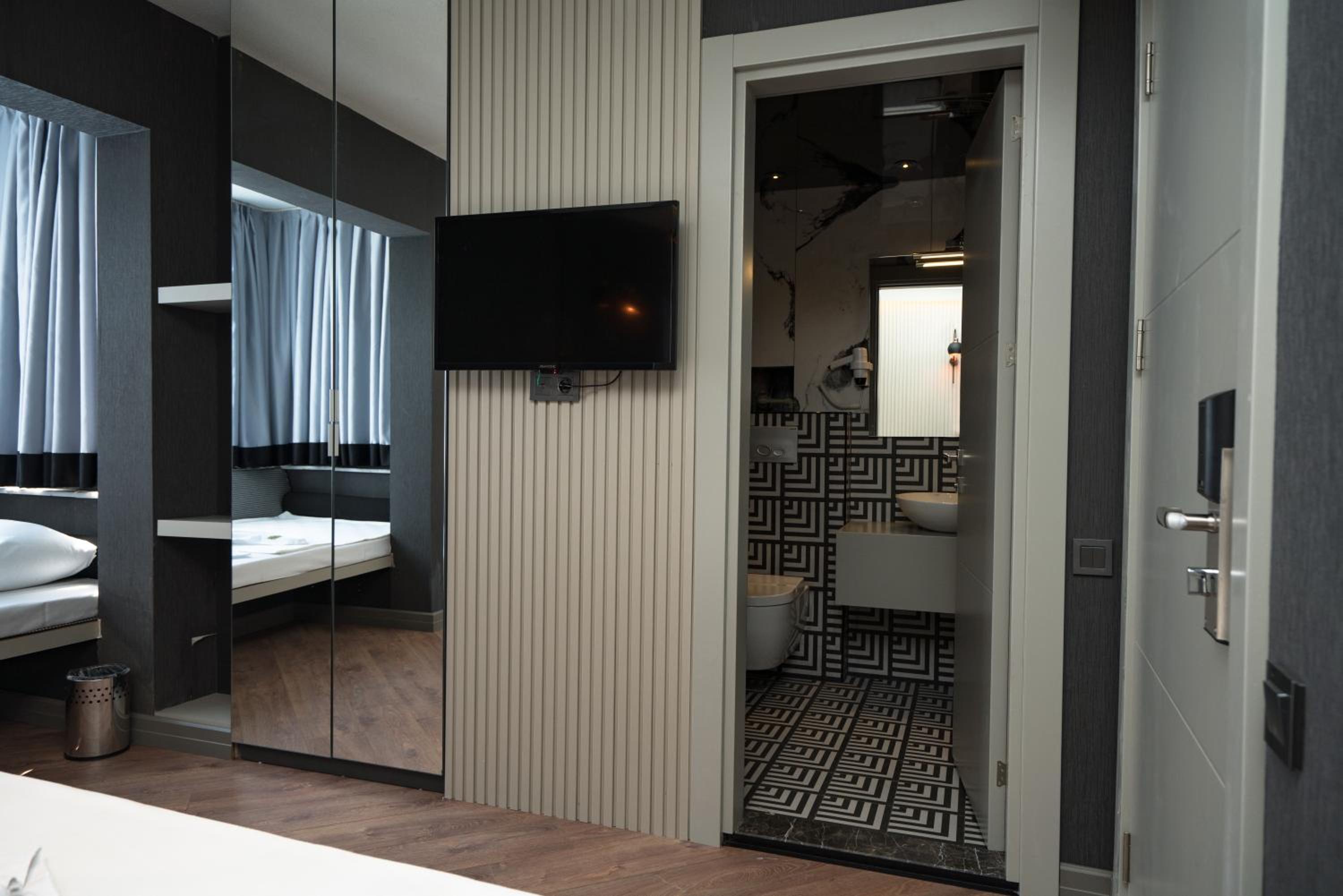 Deluxe Room (2 Adults + 1 Child) photo 3