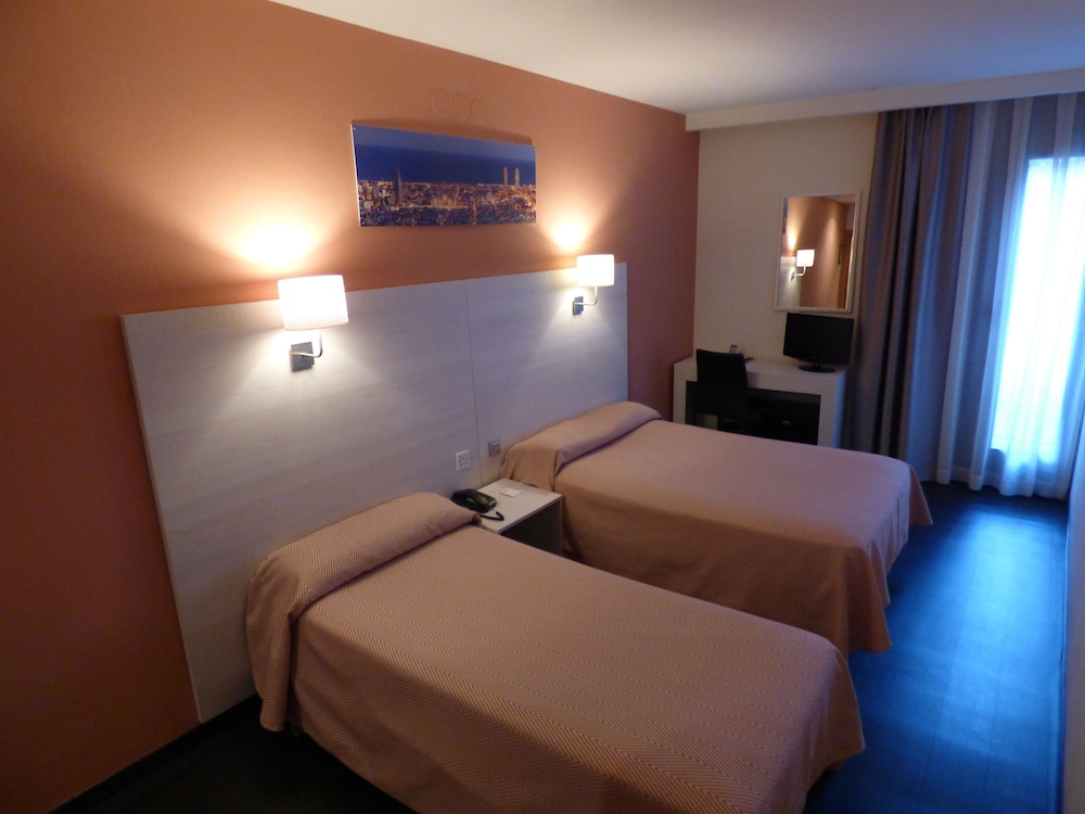 City Twin Room, 2 Twin Beds, City View