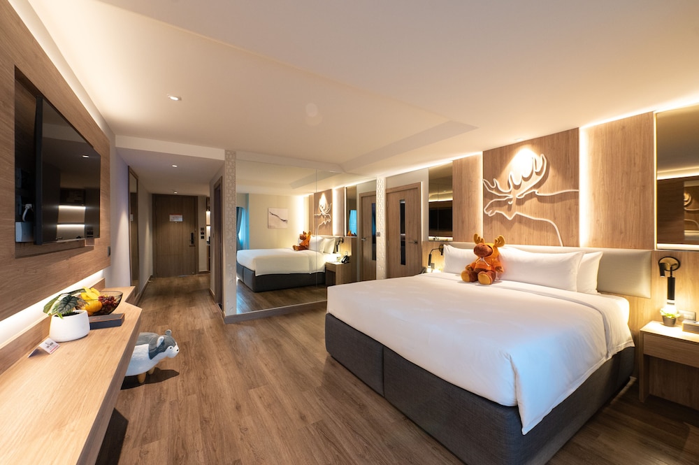 Luxury Honeymoon Suite with Jacuzzi - Photo 1