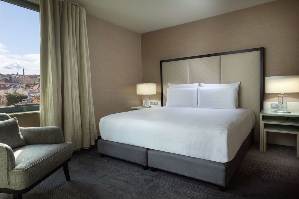 Suite, 1 King Bed thumbnail 6