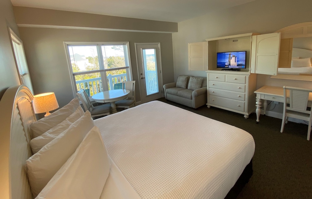 Standard Studio, 1 Bedroom, Kitchenette, Pool View, photo 6