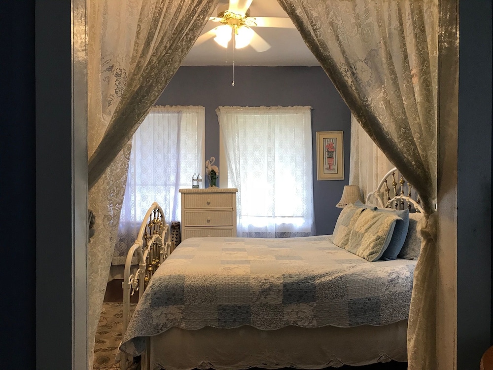 Opal Suite - 1 King Bed, 1 Twin Day Bed and 1 Twin Trundle Bed photo 2