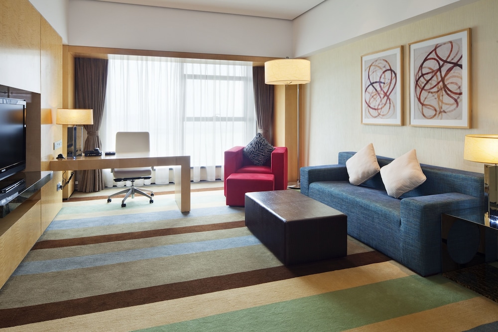 Junior Suite, 1 King Bed, Club Lounge Access, Lake View