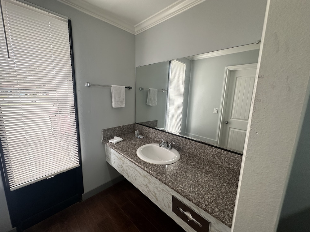 Basic Room, 1 King Bed, Non Smoking - Photo 4