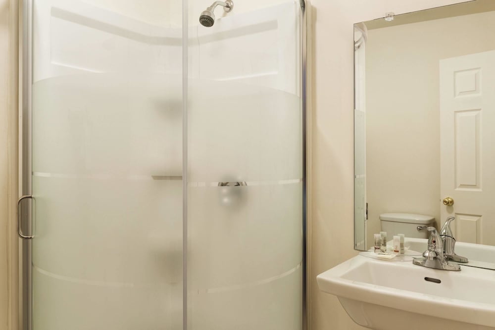 Suite, 1 King Bed, Jetted Tub - Photo 3