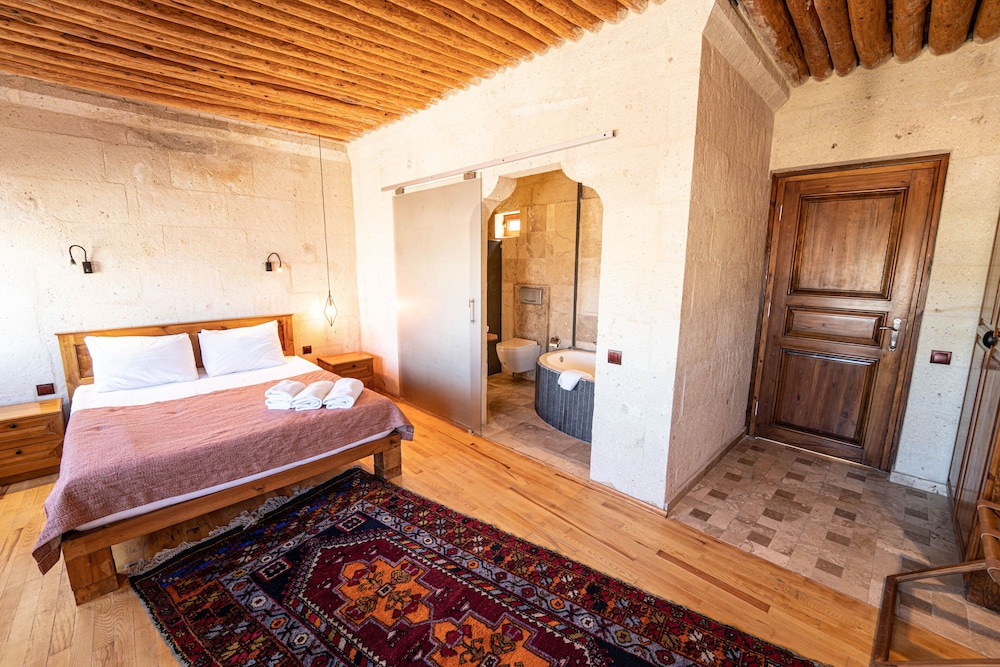 Panoramic Suite, Bathtub, Valley View - Photo 3