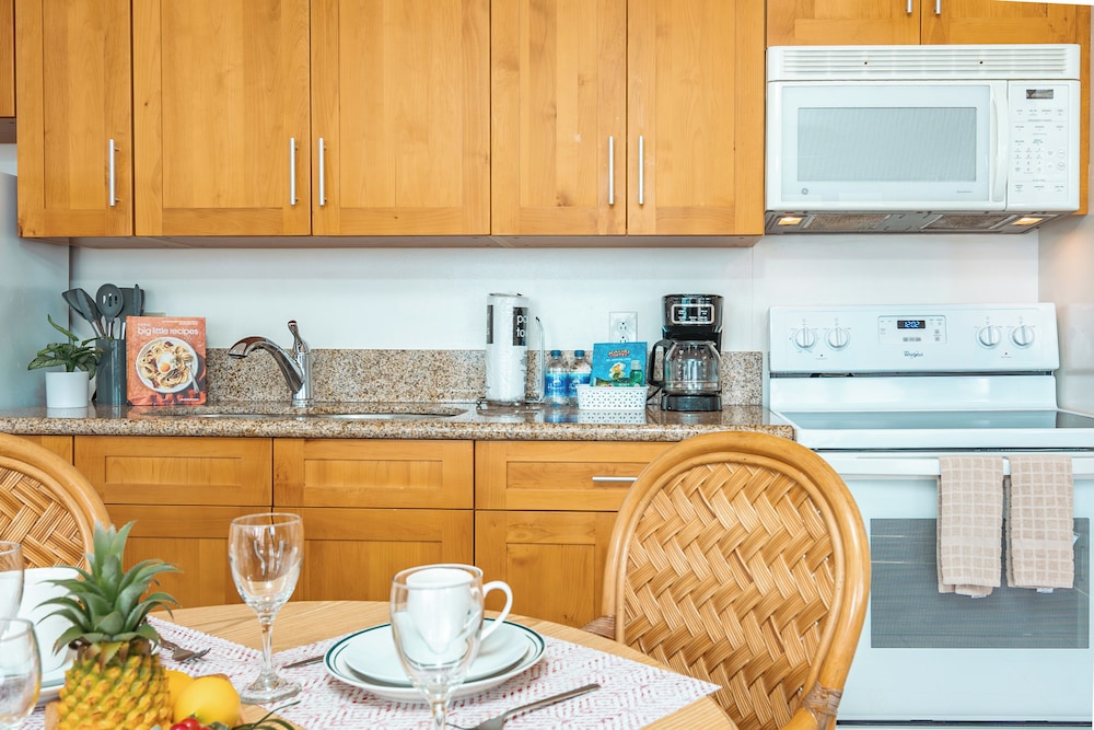 High Floor Ocean View Condo (King Bed and Parking): Condo, 1 Bedroom, Ocean View (0159) photo