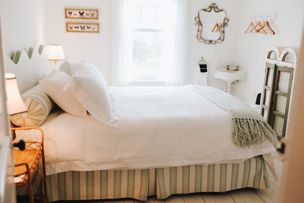 Room, 1 Queen Bed, Shared Bathroom, Ocean View