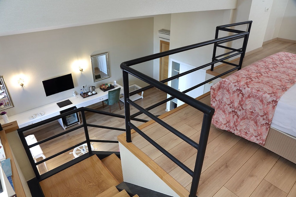 Suite, 1 Double Bed, Lake View photo 3