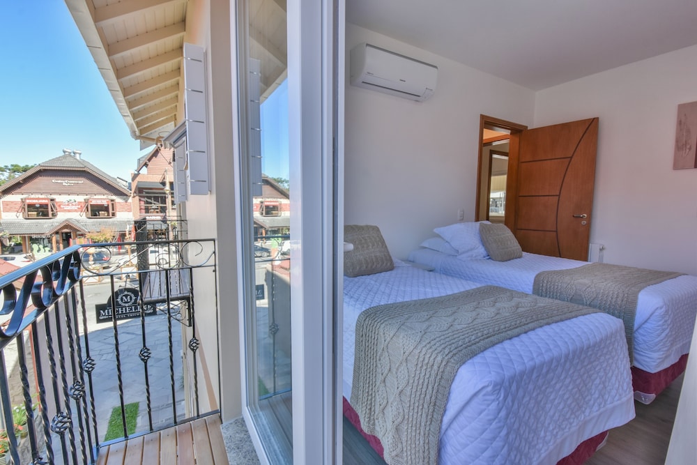 Superior Room, 1 Queen Bed thumbnail 6