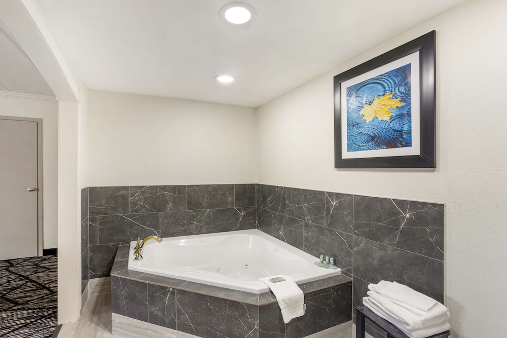 Suite, 1 King Bed, Non Smoking, Jetted Tub - Photo 3