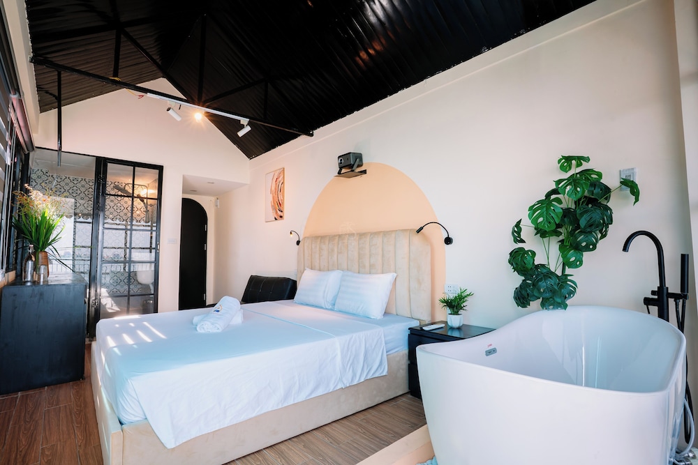 Signature Double Room, City View photo 3