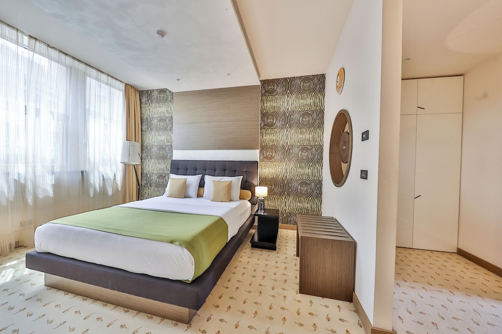 Royal Apartment, 1 Bedroom, Hot Tub - Photo 3