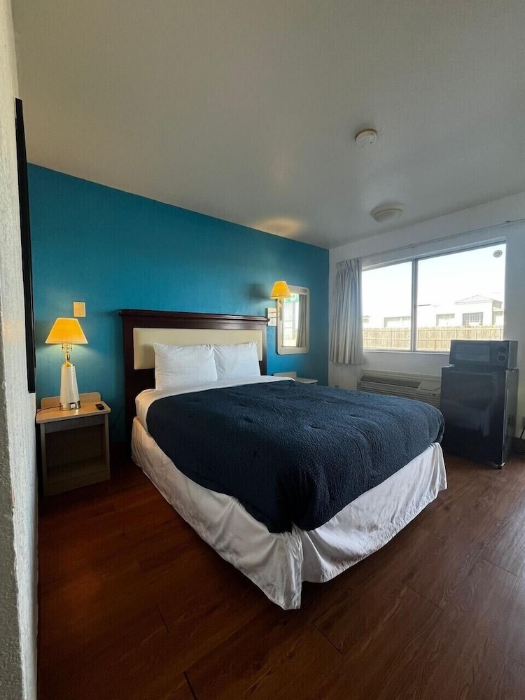 Standard Room, 1 Queen Bed, Non Smoking photo 3