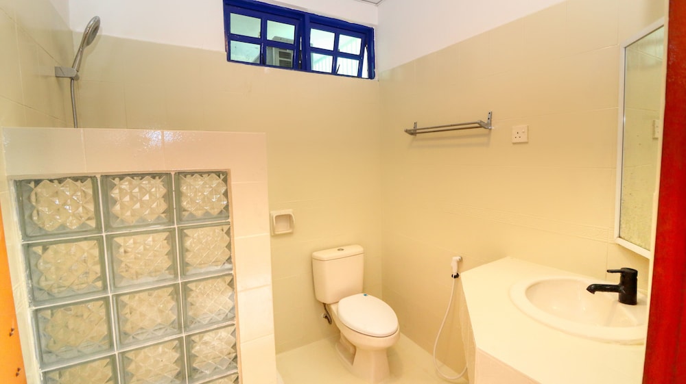 2 Bedroom Beach View Unit With Balcony ( 1 Queen bed & 1 single bed ) - Photo 4