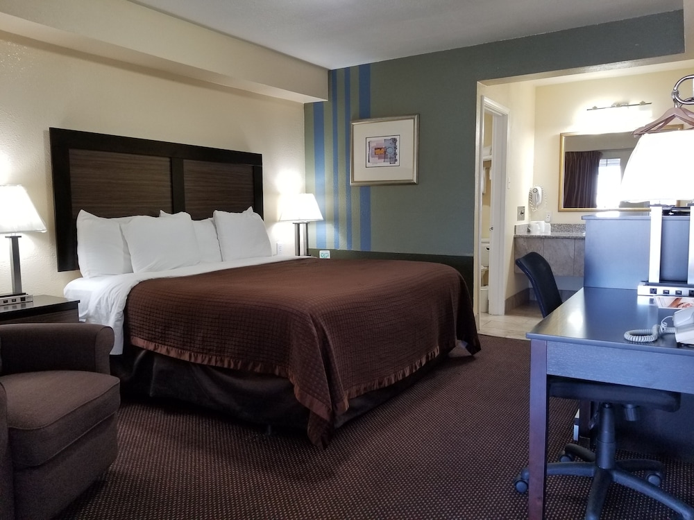 Room, 2 Queen Beds, Bathtub photo 2
