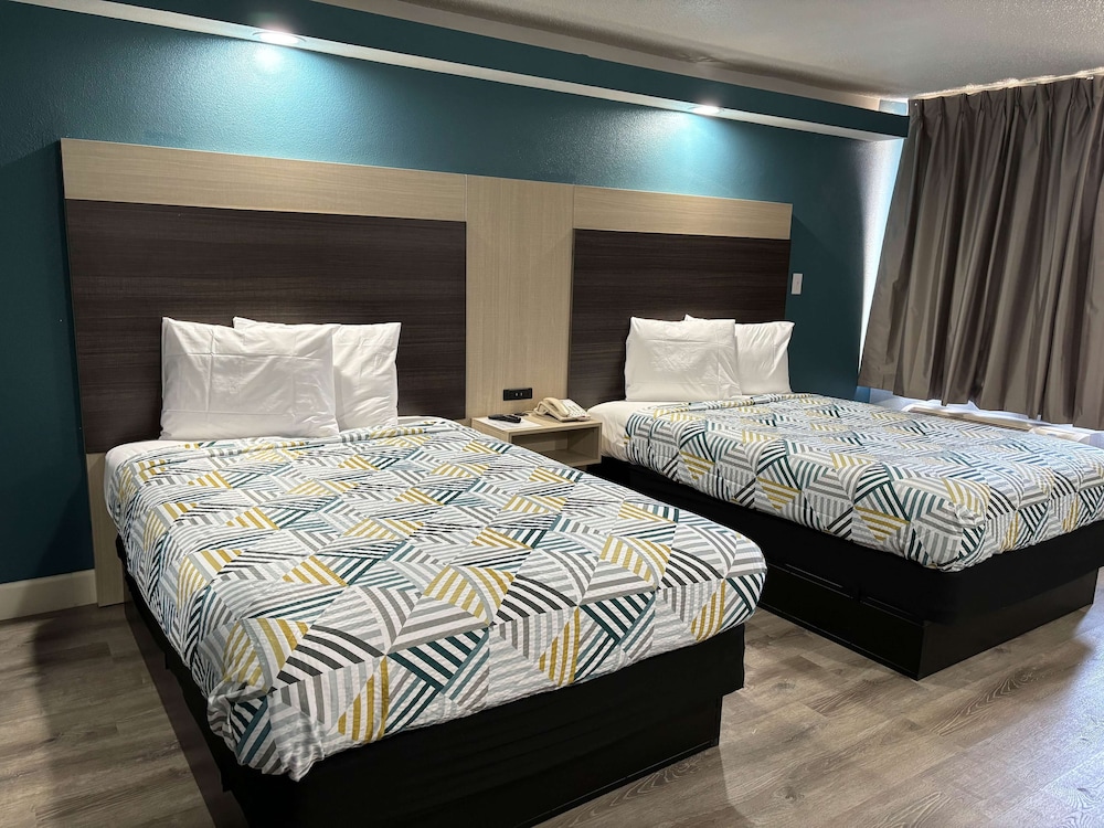Standard Suite, 1 Queen Bed, Accessible, Smoking