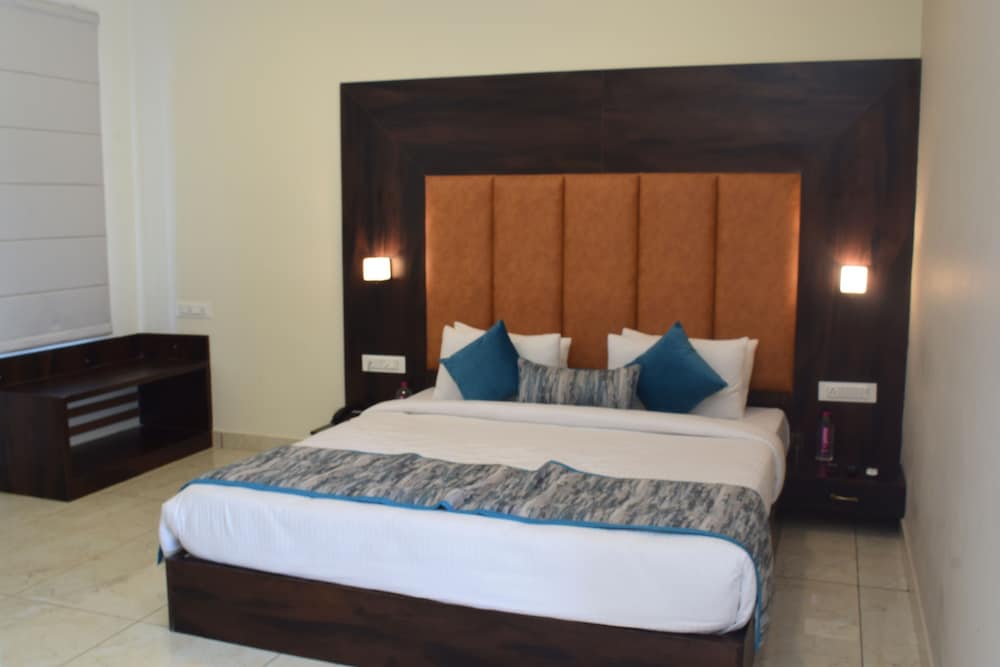 Deluxe Pool View Room with Private Balcony photo 1