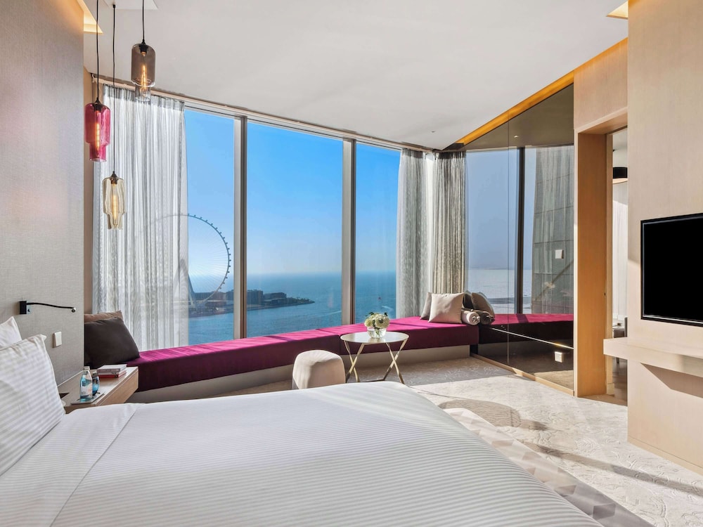 Deluxe Room, 1 King Bed thumbnail 5
