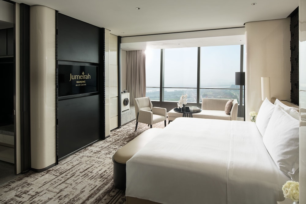 Deluxe Room, 1 King Bed photo 3