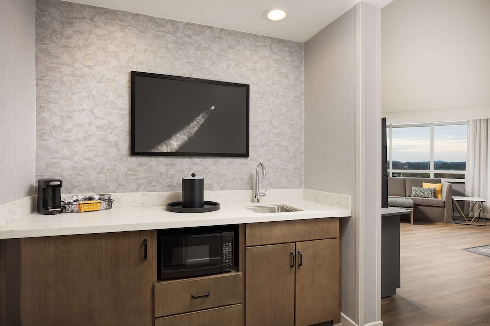 Executive Suite, 1 King Bed, Balcony - Photo 4