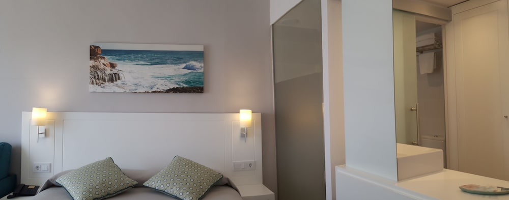 Junior Double or Twin Room, Balcony, Partial Sea View photo 3