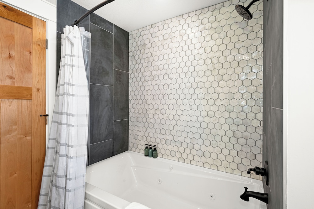 Luxury Condo, 2 Bedrooms, 2 Bathrooms, Lake View photo 3
