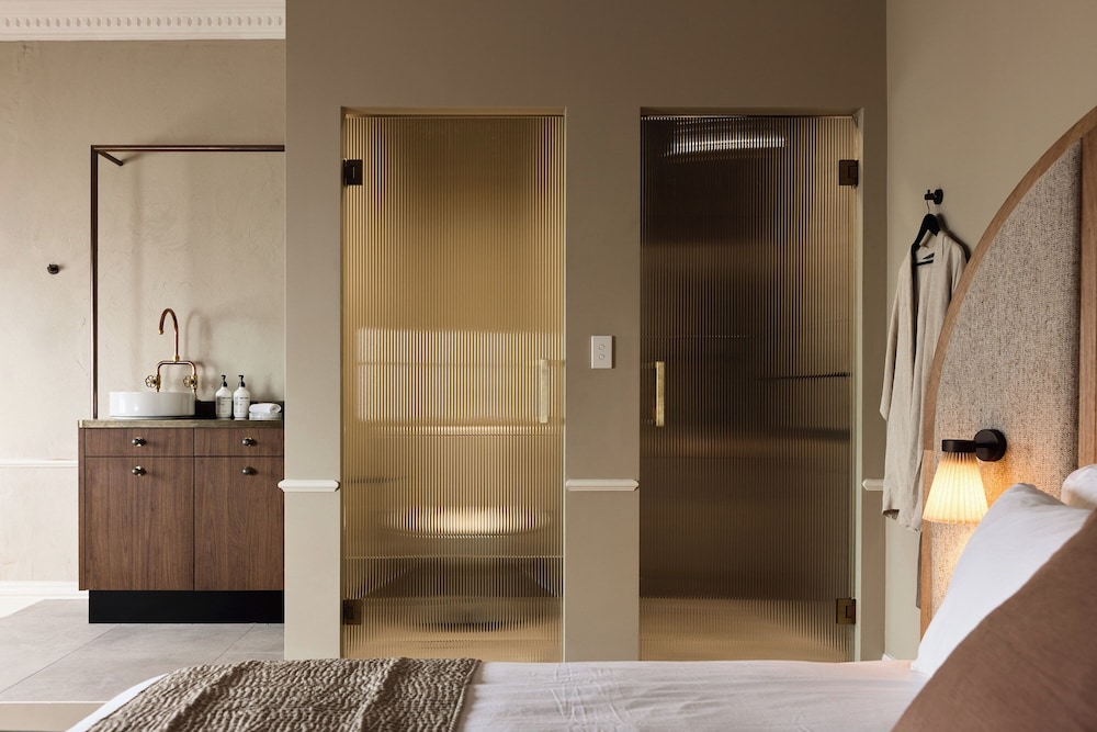 Executive Suite, 1 King Bed, City View