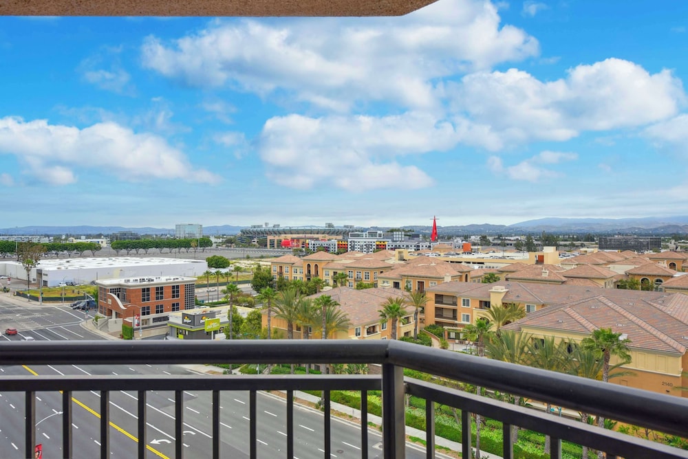 2 Double Beds Suite - Corner Stadium View, Balcony - Photo 7