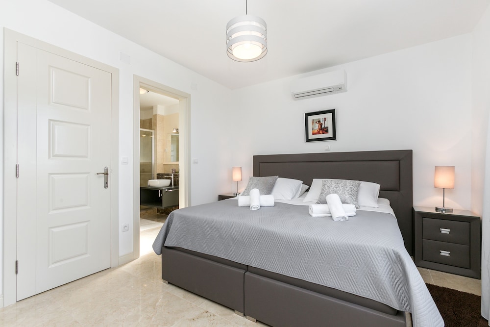 Luxury Villa, 4 Bedrooms, Terrace, Sea View (3)