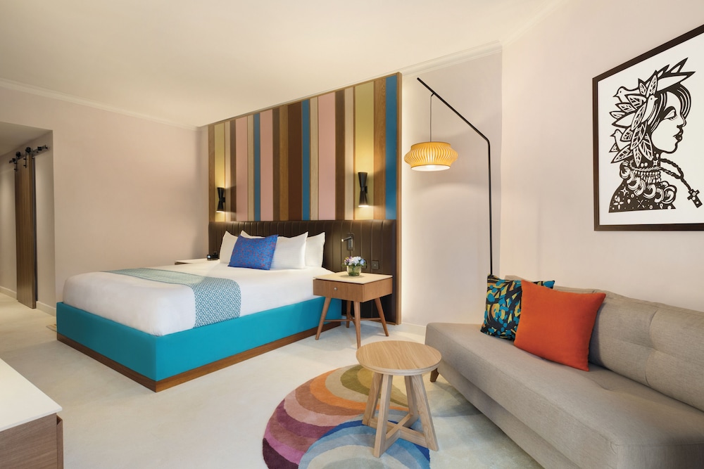 Deluxe Room, 1 King Bed, Accessible, Garden View