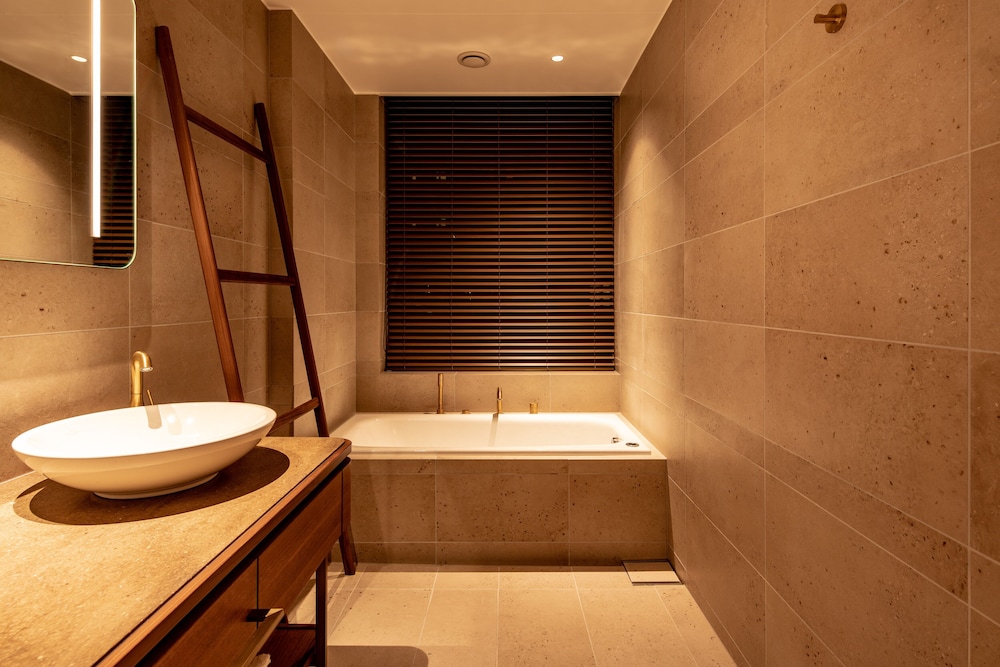 Executive Twin Room with Club Lounge Access, Non Smoking (Episode 3) (Single Use) thumbnail 6